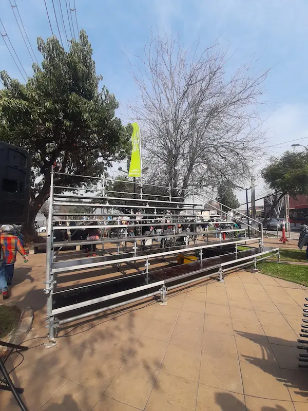 Gradería modular con pasamanos de seguridad